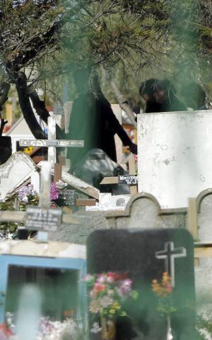 La presidenta argentina, Cristina Fernández (centro), acompañada por sus hijos, Florencia y Máximo, camina hoy en el cementerio de Río Gallegos , donde se realiza el traslado de los restos del exmandatario Néstor Kirchner a un nuevo mausoleo.