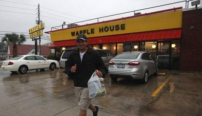 Un cliente sale de un Waffle House en Wilmington, Carolina del Norte.