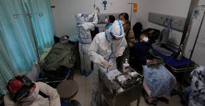 Sanitarios con trajes de protección atienden a pacientes con covid en el China-Japan Friendship hospital el pasado día 27 de diciembre en Pekín.