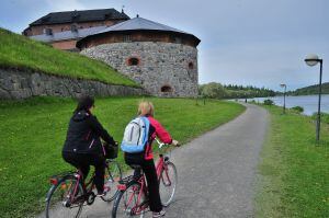 Paseo en bici junto al castillo de Hämeenlinna (Finlandia), ciudad natal del compositor Jean Sibelius.