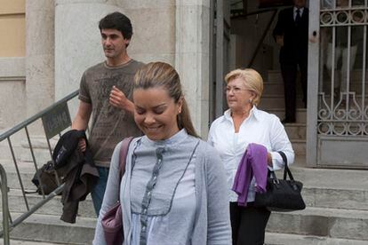 Jesulín de Ubrique, María José Campanario y su madre, Remedios Torres, salen de la Audiencia Provincial de Cádiz.