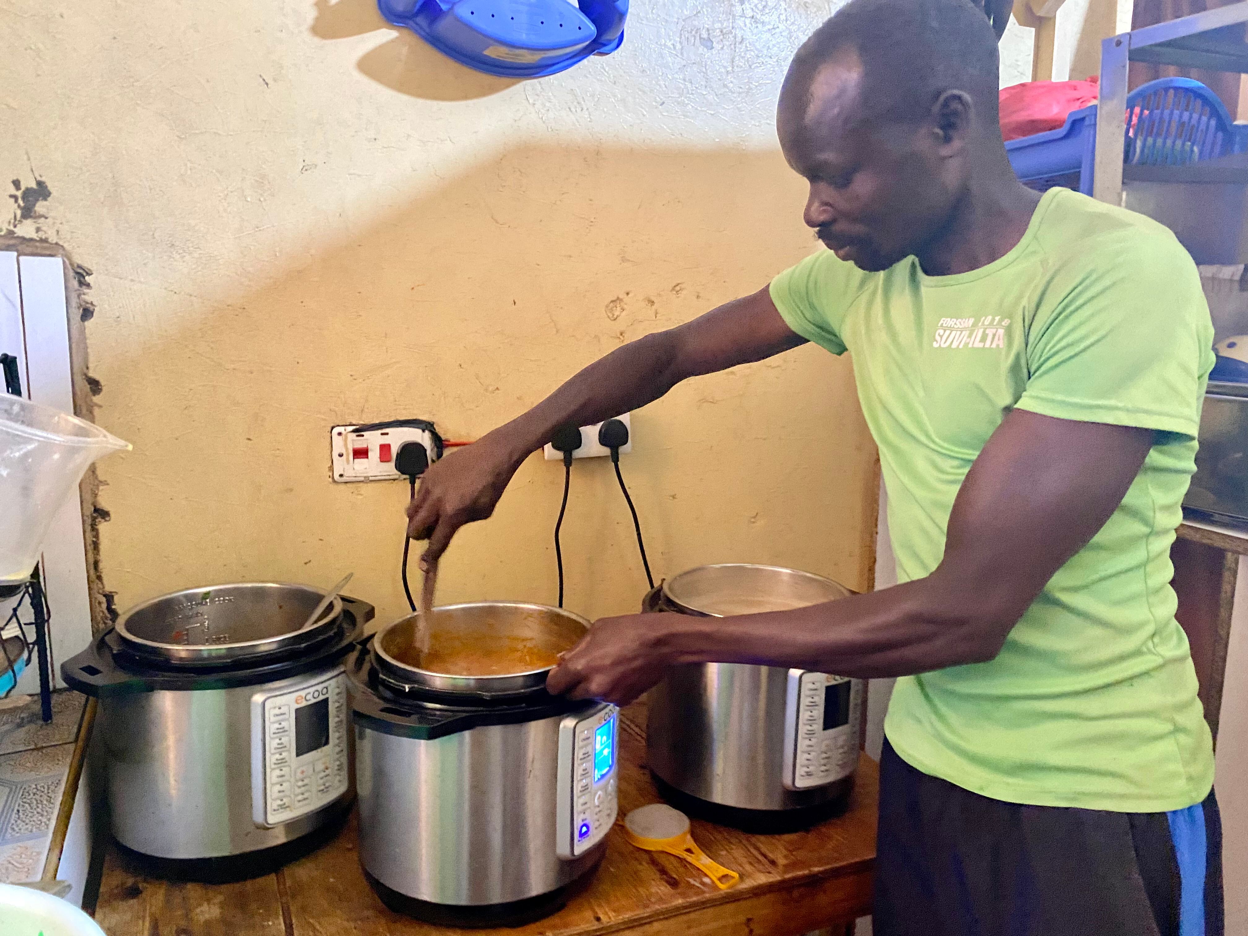 Bernard Okaal cocina con ollas eléctricas en su restaurante cerca de Nairobi, en Kenia, este 8 de septiembre.