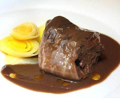 Plato de guiso de lamprea con puerros.