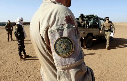 Soldados franceses forman a militares malienses, el pasado 7 de diciembre en la base de Menaka (Malí).