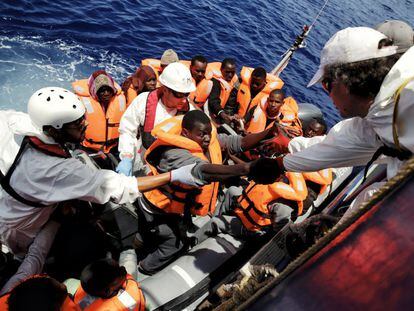 La tripulación del Dignity I, de Médicos Sin Fronteras, rescata a migrantes subsaharianos en aguas cerca de Libia.