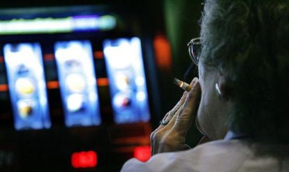 Una mujer fuma en un casino de Atlantic City (Nueva Jersey, EE UU).