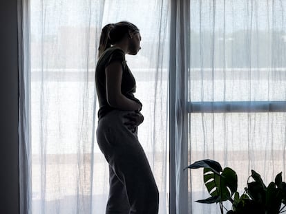 Una joven con dolores menstruales en casa.