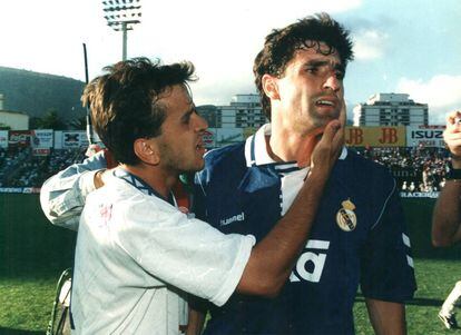 Estebaranz trata de consolar a M&iacute;chel tras la segunda Liga perdida por el Madrid en Tenerife, en 1993.