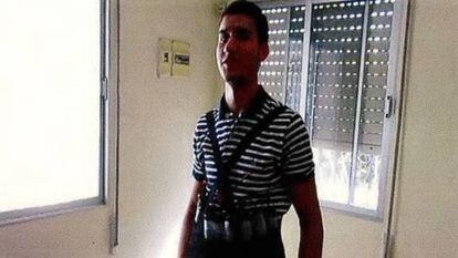 Younes Abouyaaqoub posa amb una armilla suposadament carregada amb explosius. Ell va ser el terrorista que el 17 d'agost de l'any passat va irrompre a la Rambla amb una furgoneta i va atropellar a més de 100 persones. Va morir tirotejat a Subirats quatre dies després.