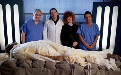 Joann Fletcher, con el resto del equipo que embalsamó a Alan Billis, y la momia.