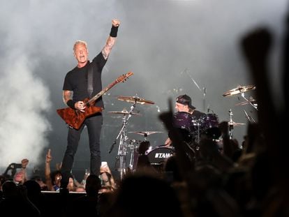 James Hetfield y Lars Ulrich (en la batería, al fondo), en el concierto de Metallica de anoche en el festival Mad Cool, Madrid.