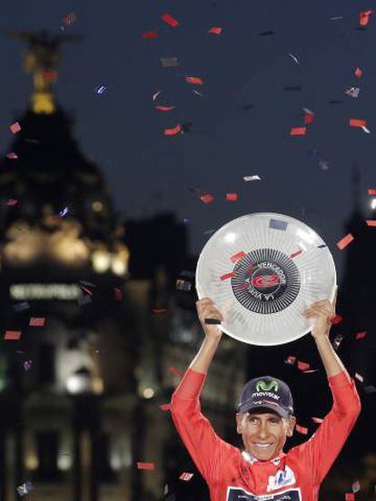 Nairo Quintana exhibe el trofeo de ganador de la Vuelta.