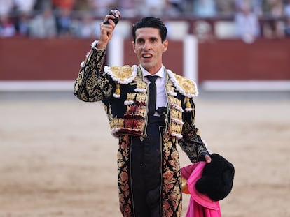 Alejandro Talavante, con la oreja que cortó al tercer toro de la tarde.