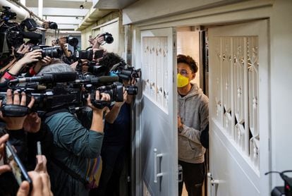 Un trabajador de 'Stand News' atendía a unos periodistas tras la redada en la sede del diario, a finales de diciembre en Hong Kong.