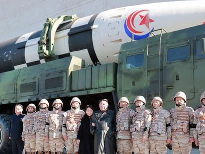 Kim Jong-un, su hija y varios militares posan ante un misil capaz de llevar armamento nuclear, en una foto sin datar distribuida por Pyongyang el 27 de noviembre.