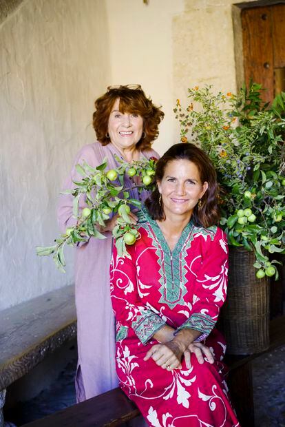 Samantha Vallejo-Nágera posa junto a su madre, Sabine Dèrouléde. La viuda del famoso decorador Paco Muñoz se encarga de supervisar todos los detalles de la taberna y de elaborar los arreglos florales.