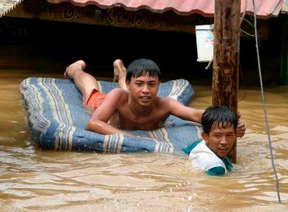 Estos muchachos indonesios juegan con un colchón inflable en un vecindario inundado en Yakarta. Las graves inundaciones han paralizado gran parte de la capital indonesia.