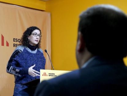 Rovira interviene en el Consejo Nacional de ERC, ante la atenta mirada de Junqueras