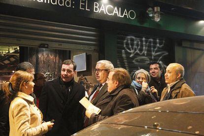 Tomás Gómez, con secretarios generales de agrupaciones del PSM a la salida de la reunión.