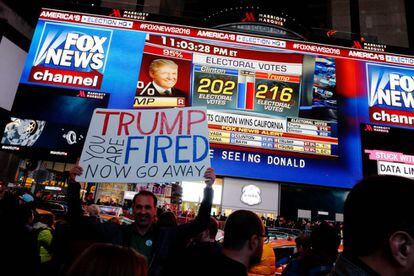 Un grupo de gente se reúnenpara ver los resultados televisados en Times Square, Nueva York.
