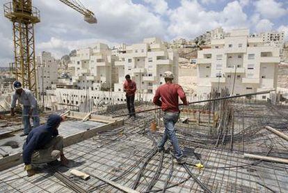 Varios obreros palestinos trabajan en la construcción en la colonia de Har Homa, en abril pasado.