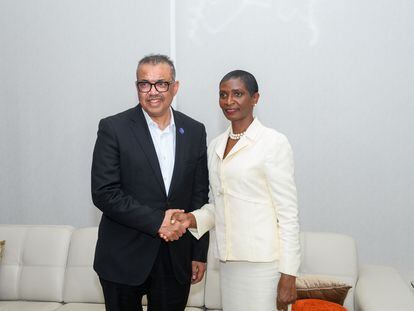 Filomena Gonçalves, ministra de Salud de Cabo Verde, junto con Tedros Adhanom Ghebreyesus, director general de la OMS, el pasado 11 de enero, en Praia.