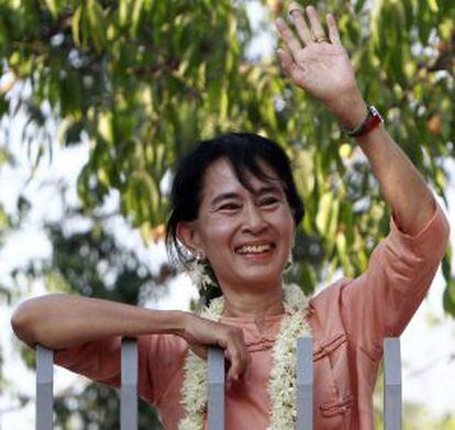 La líder opositora y Nobel de la Paz Aung San Suu Kyi saluda a sus seguidores en Yangon.