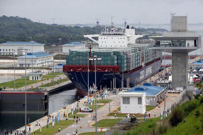 La ampliación del Canal de Panamá, un hito de la ingeniería moderna cuyo principal proyecto, el tercer juego de esclusas, construyó un consorcio liderado por la española Sacyr. En la imagen, un momento de la entrada del buque Cosco Shipping Panamá.