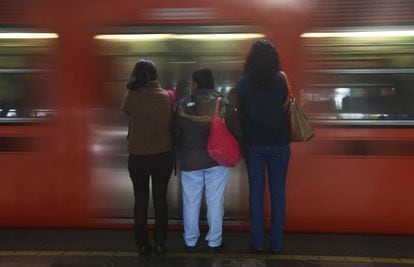 Pasajeras del metro de México DF.