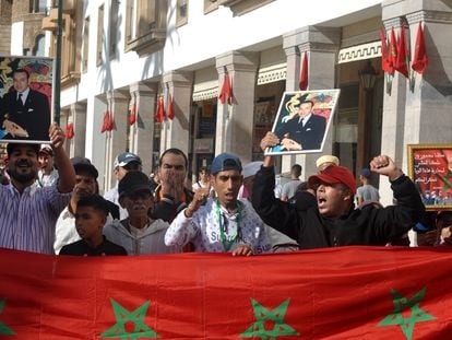 Ciudadanos marroquíes saludan al rey Mohamed VI a su llegada al Parlamento, el viernes en Rabat.
