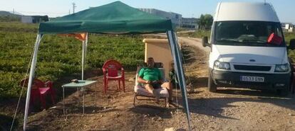 José Carlos Martínez, acampado para vigilar su producción.