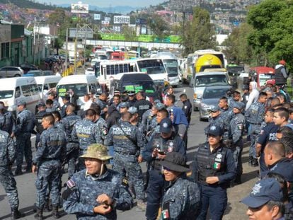 Policías federales bloquean una de las vías de entrada a Ciudad de México.