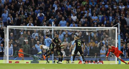 One of the many offensive actions by Manchester City against the Real Madrid goal in the first part of the match. 