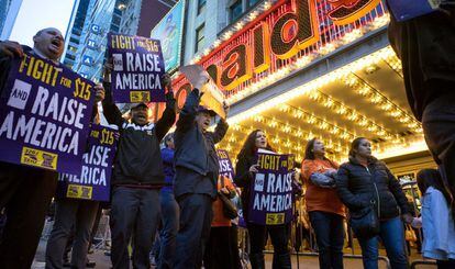 Protesta de trabajadores del sector de la comida r&aacute;pida en 2015 en Nueva York.