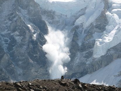 Imagen de una avalancha registrada en las paredes del Everest, en 2006.