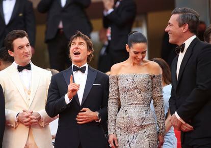 Desde la izquierda, Miles Teller, Tom Cruise, Jennifer Connelly y Jon Hamm, en el estreno en Cannes de 'Top Gun: Maverick'.