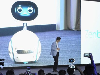 Jonney Shih habla con Zenbo, el nuevo robot de Asus.