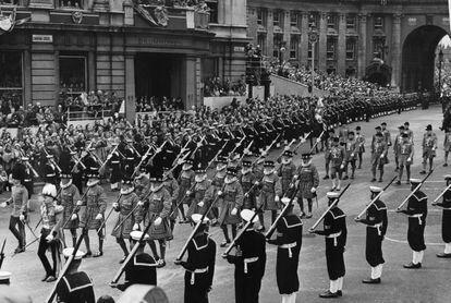 La cabeza de la procesión en honor a Su Majestad, que incluyía representación de los cinco regimientos de guardias a pie: los Granaderos de la Guardia, los guardias de Coldstream y los guardias escoceses, irlandeses y galeses, pasando por Trafalgar Square de camino a la coronación de Isabel II.