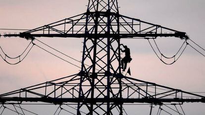 Un trabajador en una torre el&eacute;ctrica.