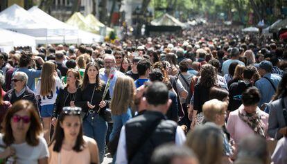 La Diada de Sant Jordi en La Rambla de Barcelona. 