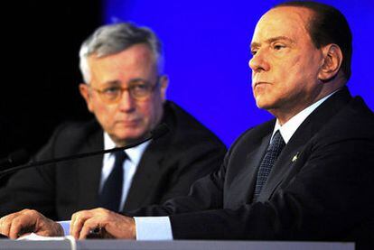 El primer ministro italiano, Silvio Berlusconi, y su ministro de Finanzas, Giulio Tremonti, este viernes durante su comparecencia ante la prensa al terminar la cumbre del G-20 en Cannes.