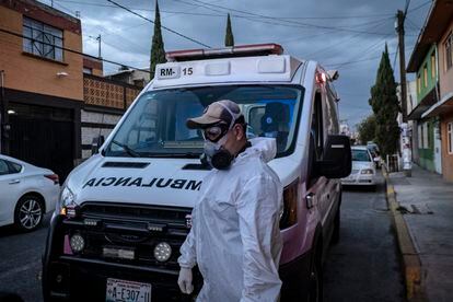 Un paramédico camina frente a una ambulancia en el Estado de México.