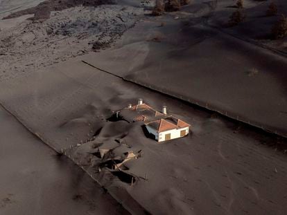 Imagen aérea de una casa cubierta por lava y ceniza en La Palma, el 14 de diciembre.