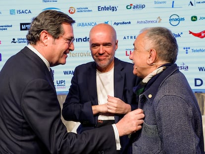 El presidente de la CEOE, Antonio Garamendi (i),conversa con los líderes de los sindicatos UGT, Pepe Álvarez (d) y CCOO, Unai Sordo.