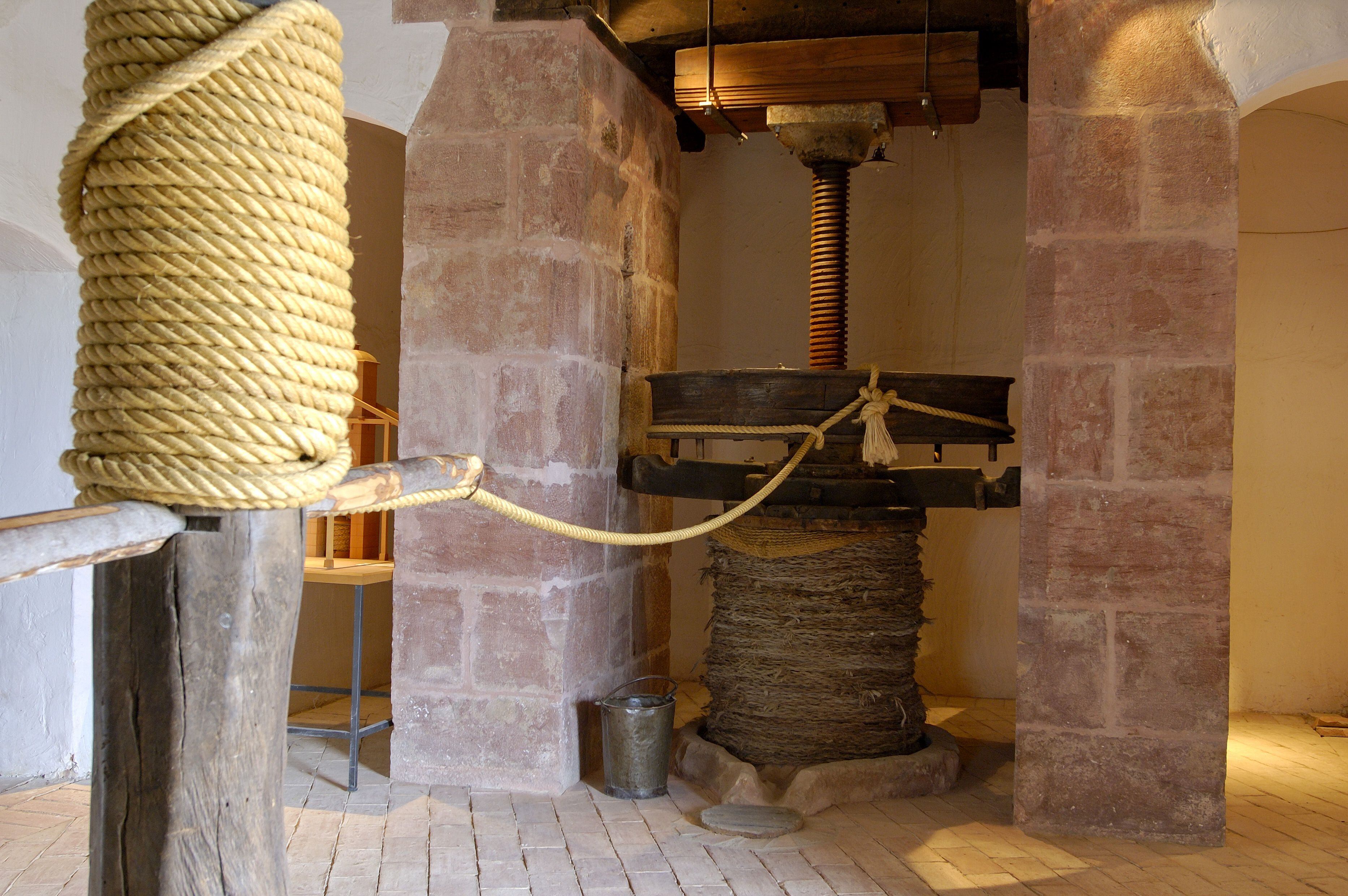 Uno de los molinos expuestos en el Museo de la Cultura del Olivo, cerca de Baeza.
