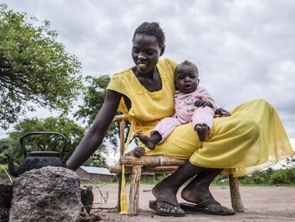 Una mujer con su hija en Rumbek (Sudán del Sur).