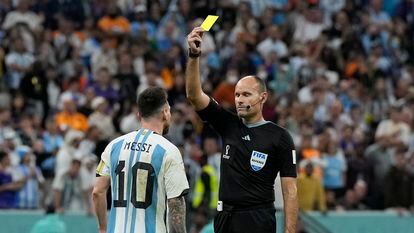 Mateu Lahoz amonestaba a Messi durante el partido entre Argentina y Países Bajos, el viernes en Lusail (Qatar).