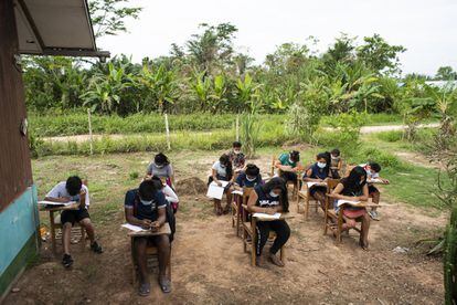 Los estudiantes de Nuevo San Rafael, en la Amazonía peruana, sin apenas acceso a dispositivos electrónicos.