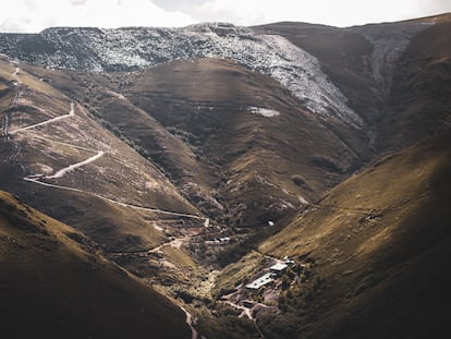 Vista de algunas estructuras de la mina nazi de Valborraz rodeada de las montañas que explotan pizarreras de Ourense y León.