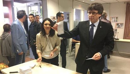 El presidente Carles Puigdemont vot&oacute; en un colegio que no era el que ten&iacute;a asignado